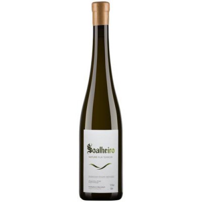 Garrafa de vinho branco Soalheiro com tampo cobre e rótulo branco