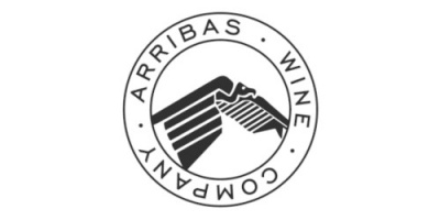 Logotipo circular preto e branco com texto ARRIBAS WINE COMPANY e imagem estilizada