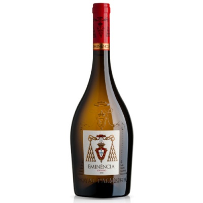 Garrafa de vinho Eminência com rótulo branco e selo vermelho na parte superior
