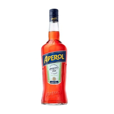 Garrafa de bebida aperol com líquido alaranjado e rótulos azul, amarelo e branco.