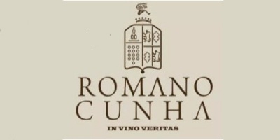 Logotipo ROMANO CUNHA com selo em fundo bege