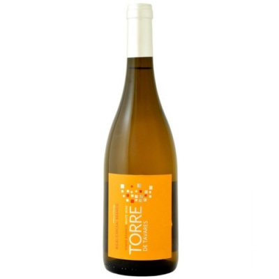Garrafa de vinho branco com rótulo laranja e tampa branca