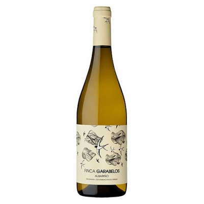 Garrafa de vinho Finca Garabelos Albariño com rótulo de peixes em fundo branco