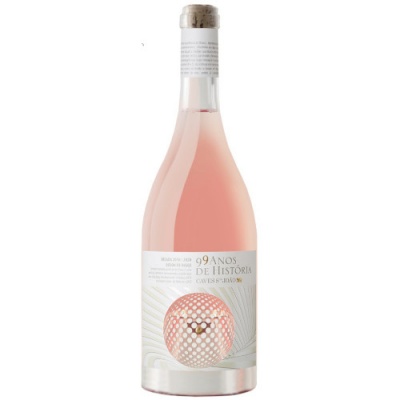 Garrafa de vinho rosé com rolha e rótulo branco com design geométrico e texto