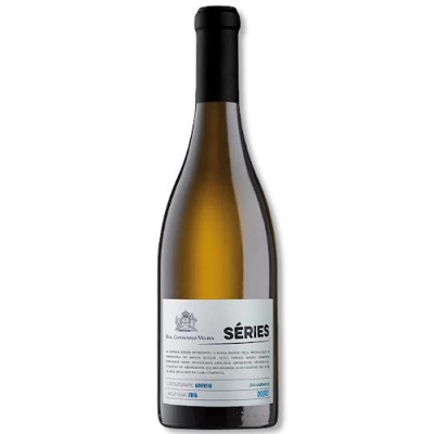 Garrafa de vinho branco com rótulo branco e texto em preto e azul