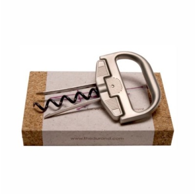 Saca-rolhas metálico prateado sobre base de cortiça