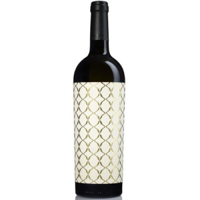 Garrafa de vinho com rótulo branco e padrão dourado