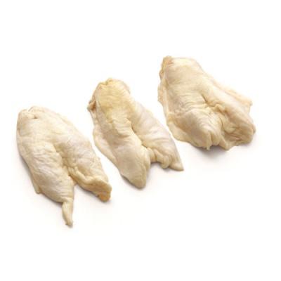 Três pedaços de carne branca fresca sobre fundo branco