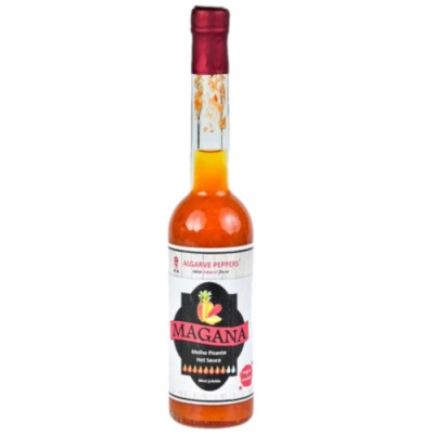 Garrafa de molho picante Magana com etiqueta branca e tampa vermelha.