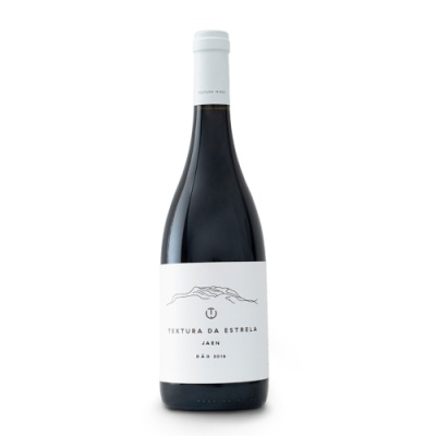 Garrafa de vinho tinto com rótulo branco e texto Textura da Estrela Jaen Dão 2019