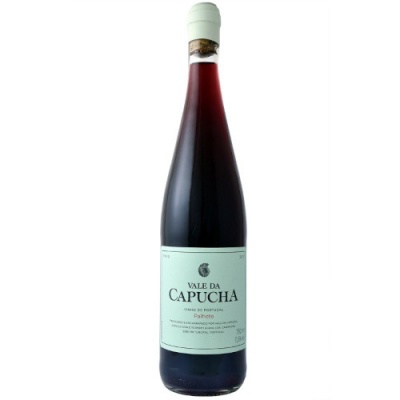 Garrafa de vinho tinto VALE DA CAPUCHA com rótulo branco e texto preto