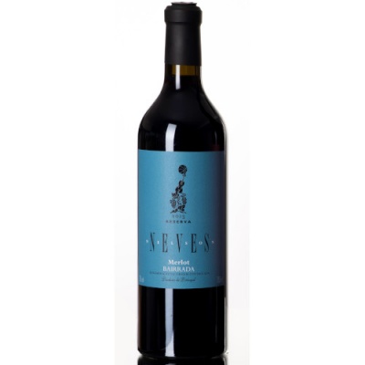 Garrafa de vinho tinto com rótulo azul e texto Sevens Merlot Bairrada