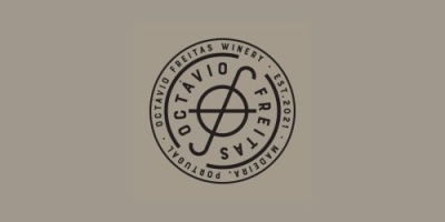 Logótipo circular com texto em preto 'OCTAVIO FREITAS' num fundo bege