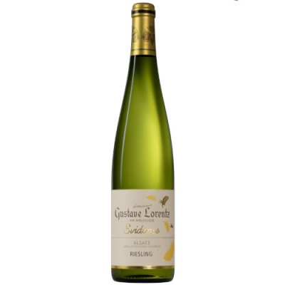 Garrafa de vinho branco Gustave Lorentz Senden Riesling com rótulo branco e dourado