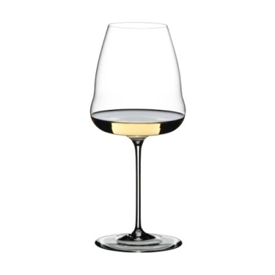 Copo de vinho branco com vinho e fundo branco