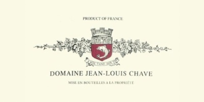 Etiqueta creme com texto e brasão vermelho e branco