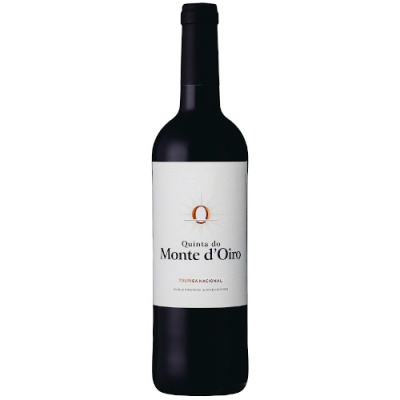 Garrafa de vinho tinto Quinta do Monte d'Oiro com rótulo branco e tampa preta