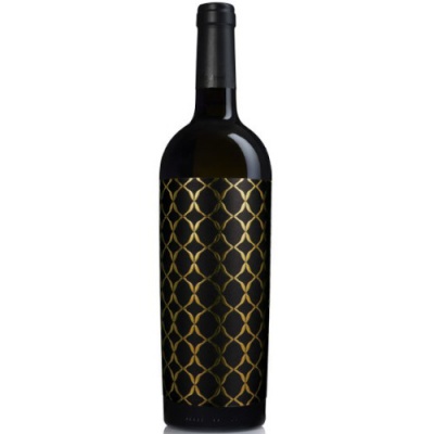 Garrafa de vinho com rótulo preto e padrão dourado