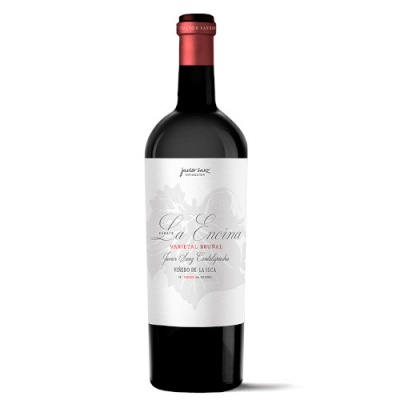 Garrafa de vinho tinto com rótulo branco e texto em preto e vermelho