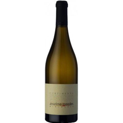 Garrafa de vinho branco com rótulo bege anselmo mendes