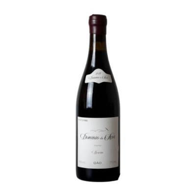 Garrafa de vinho tinto com etiqueta branca e lacre vermelho escuro