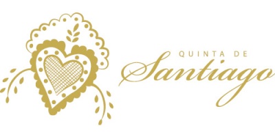 Logótipo com coração dourado e texto 'QUINTA DE Santiago'