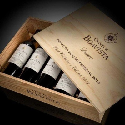 Caixa de madeira com quatro garrafas de vinho Quinta da Boavista.