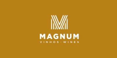 Logótipo Magnum Vinhos Wines em fundo castanho dourado