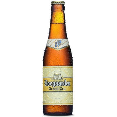 Garrafa de cerveja Hoegaarden Grand Cru com gotas de água, fundo branco