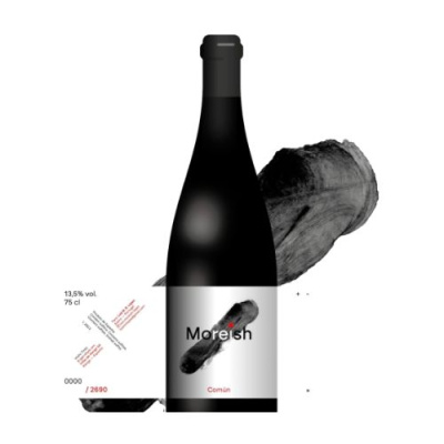 Garrafa de vinho Moreish Común com rótulo branco e detalhes pretos e vermelhos