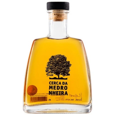 Garrafa de vidro com líquido amarelo e rótulo com árvore e texto Cerca da Medronheira