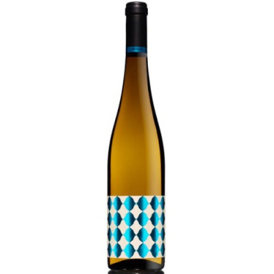 Garrafa de vinho branca com rótulo branco e azul com padrão geométrico