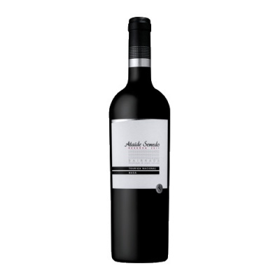Garrafa de vinho tinto com rótulo branco e texto preto