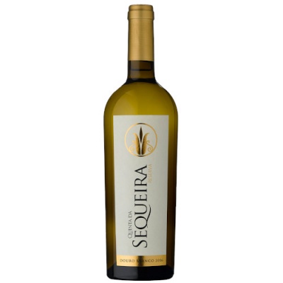 Garrafa de vinho branco Quinta da Sequeira com rótulo branco e dourado