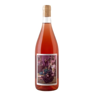 Garrafa de vinho rosé com rolha e etiqueta com imagem de pessoas vestidas de forma eclética