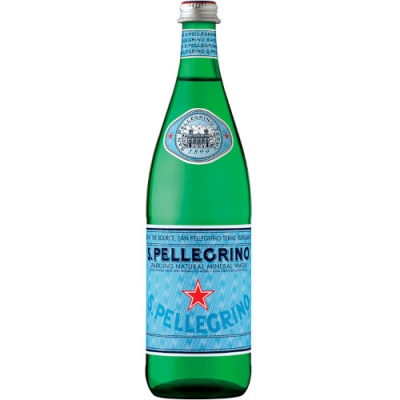 Garrafa verde de água mineral S. Pellegrino com rótulo azul e estrela vermelha