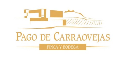 Logótipo dourado com edifícios estilizados e texto PAGO DE CARRAOVEJAS e FINCA Y BODEGA