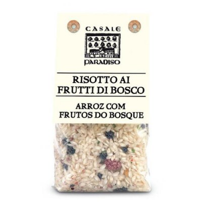 Pacote de risoto com frutos do bosque em vidro transparente e etiqueta branca com texto preto.