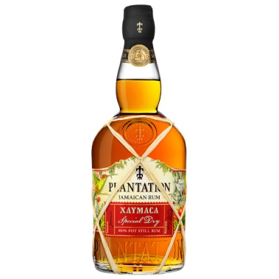 Garrafas de rum Plantation Xaymaca Special Dry com rótulo branco e vermelho e corda decorativa