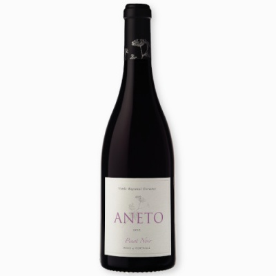 Garrafa de vinho tinto Aneto Pinot Noir 2015 com rótulo branco