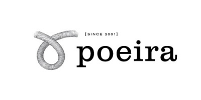 Logótipo com desenho cinzento e texto 'poeira' com legenda 'SINCE 2001'.