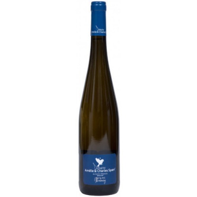 Garrafa de vinho com rótulo azul e rolha azul