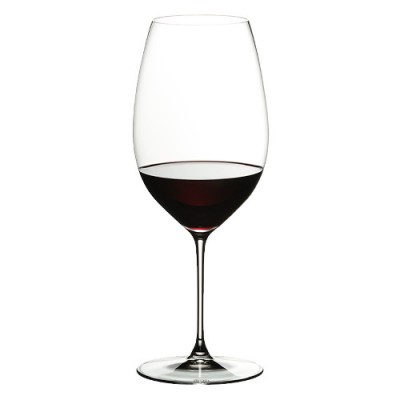 Copo de vinho tinto transparente com vinho até metade