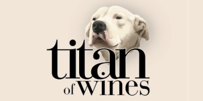 Cabeça de cão branco sobre texto preto 'titan of wines' em fundo bege
