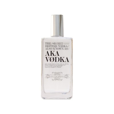 Frasco de vodka transparente com texto preto no rótulo