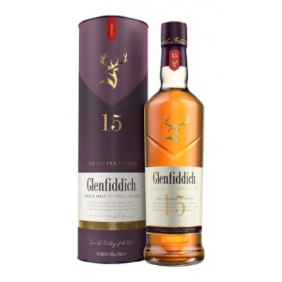 Garrafa de uísque Glenfiddich 15 anos ao lado da embalagem cilíndrica roxa