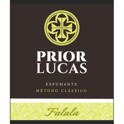 Etiqueta escura de espumante Prior Lucas com detalhes amarelos e texto branco.