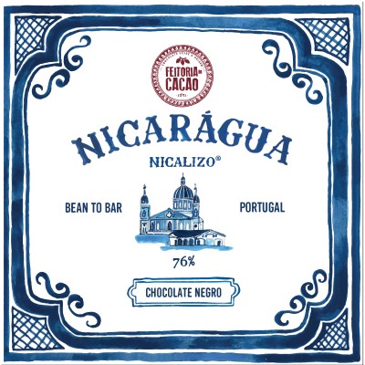 Embalagem azul e branca de chocolate negro Feitoria Cacao com 76% de cacau e ilustração de edifício.