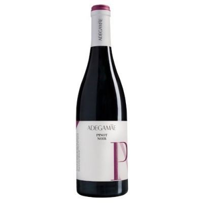 Garrafa de vinho tinto Adegamae Pinot Noir com rótulo branco e detalhes rosa