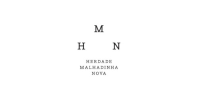 Logotipo com letras M, H, N e texto HERDADE MALHADINHA NOVA